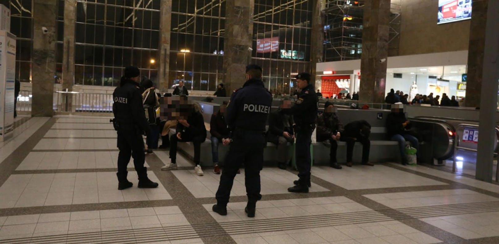 Lokalaugenschein mit Polizei am Wiener Westbahnhof.