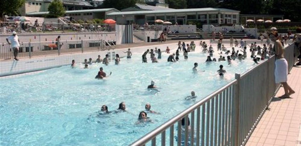 Das Wellenbecken im Laaerbergbad.