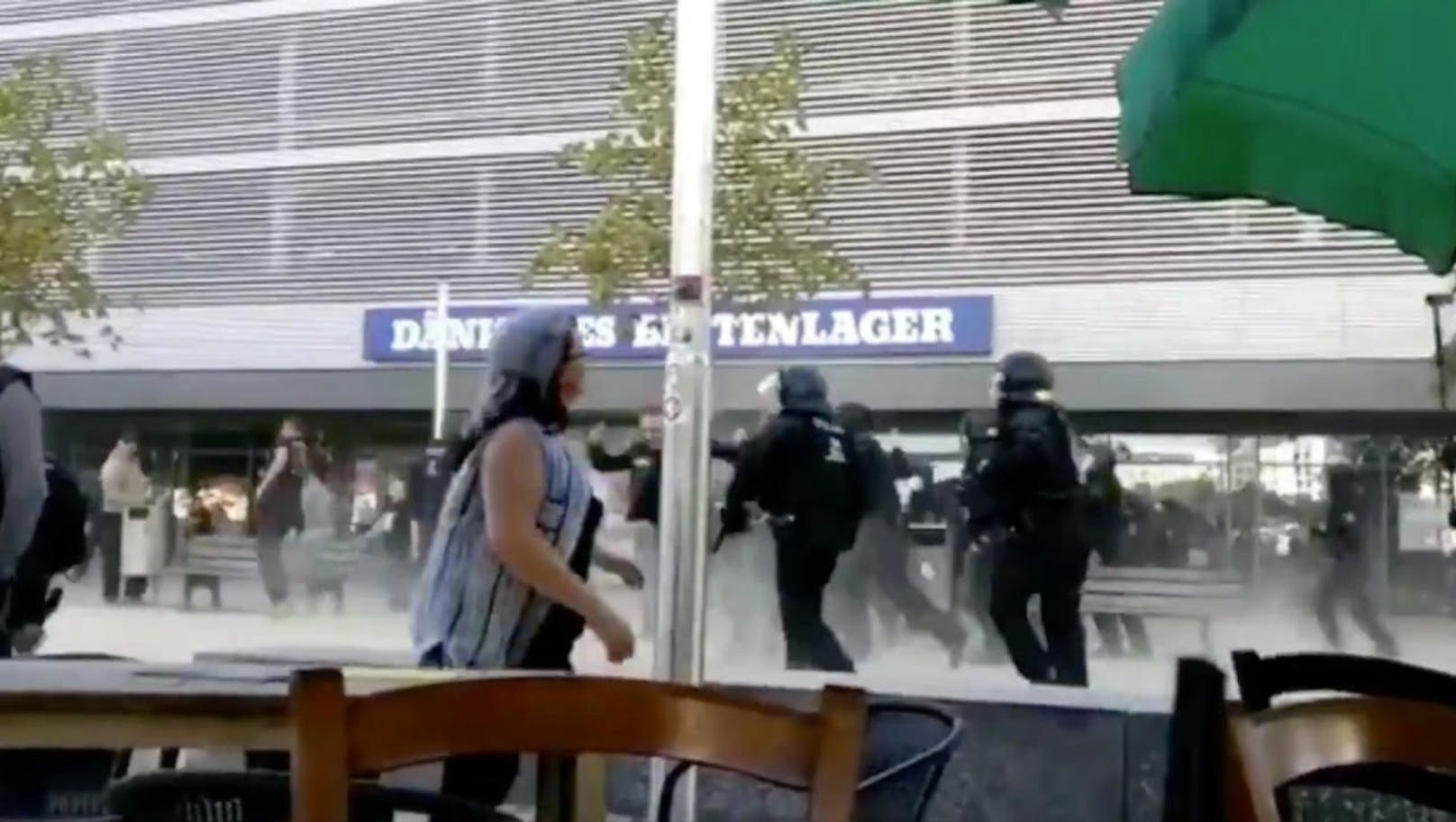 Neo-Nazis jagen Flüchtlingen, attackieren dabei auch die Polizei.
