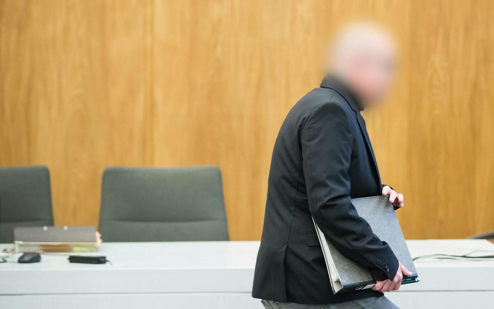Unfassbar: Der verurteilte Apotheker Peter S. (48), hier am Gericht in Essen (D), soll mindestens 14.000 Krebsmittel manipuliert und damit 56 Millionen Euro betrogen haben. 