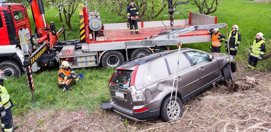 Als die Feuerwehr das Auto abholte, war der Fahrer längst weg.