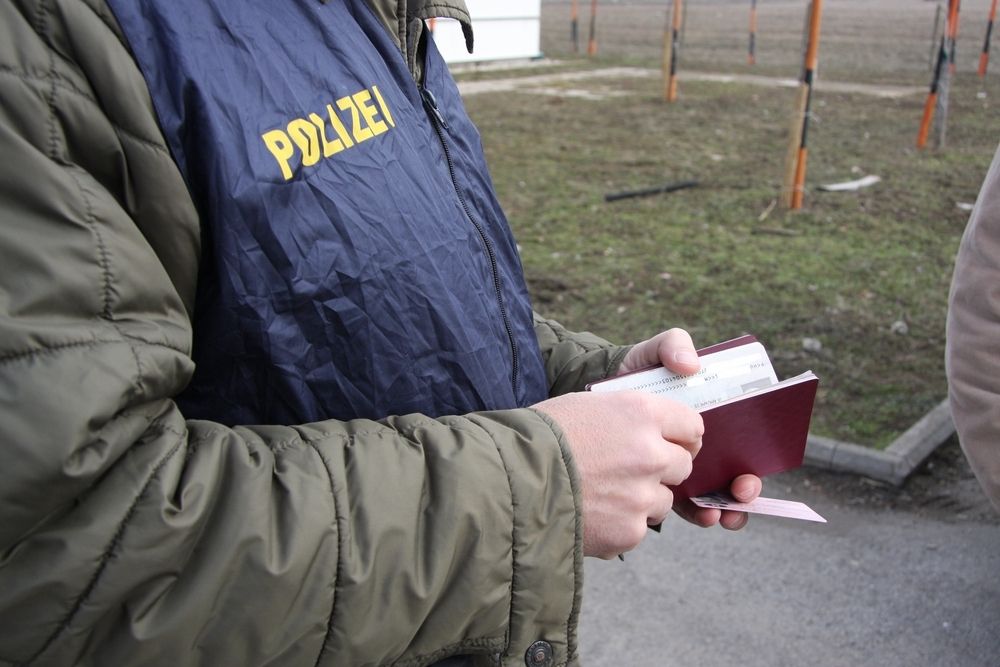 Schlepper-Kleinbus auf A4 gestoppt - Burgenland | heute.at