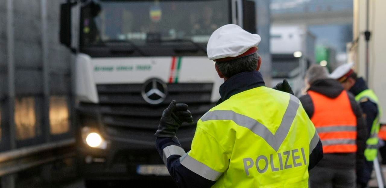 Heute.at - Lkw-Lenker schwankt über Autobahn – Fristlose