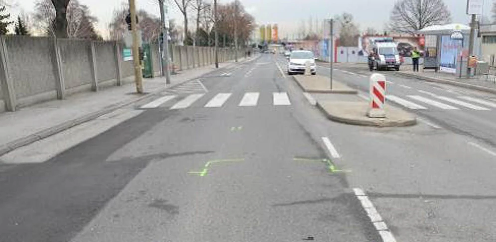 Der Mann wurde von dem Auto am Zebrastreifen angefahren