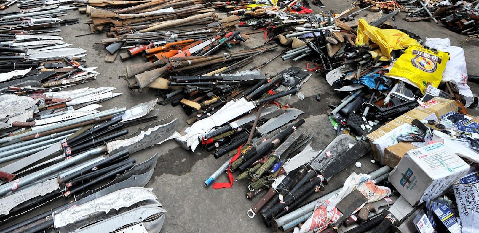 Symbolbild: Illegale Waffen in China, bevor sie in einer Stahlfabrik zerstört werden.