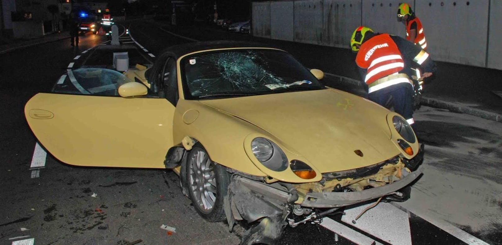 Der Porsche wurde beim Aufprall schwer beschädigt.