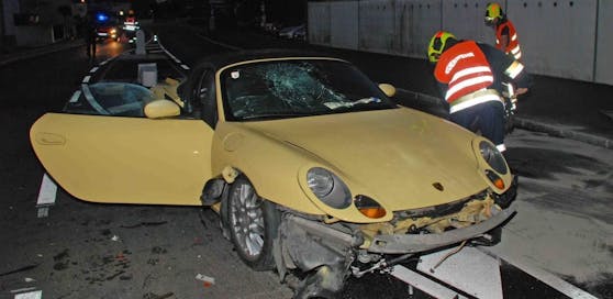 Der Porsche wurde beim Aufprall schwer beschädigt.