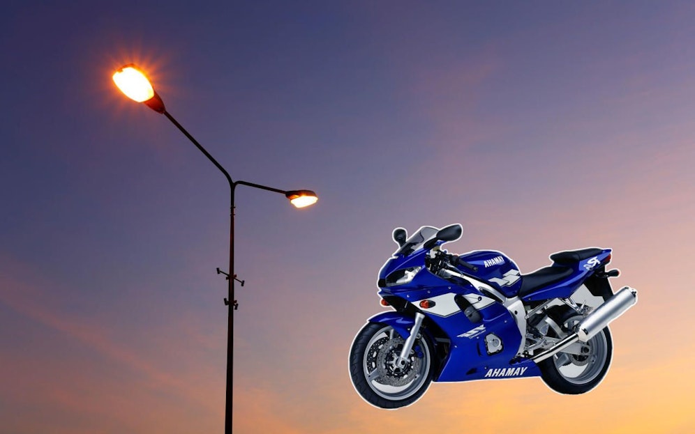 Der 45-jährige Lenker prallte mit seiner Yamaha R6 gegen einen Lichtmasten. (Symbolbild)