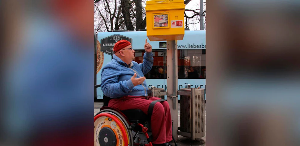 Hermann Leinhofer zeigt: Der Ak-Briefkasten ist viel zu hoch montiert 