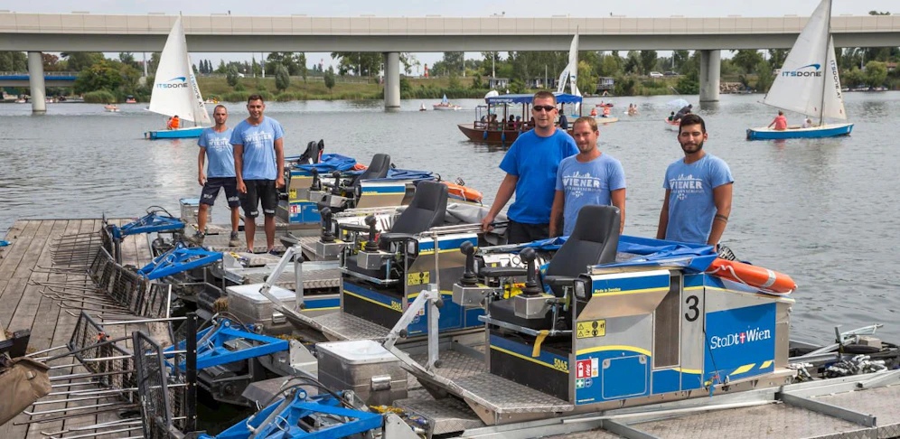 Die Mähboot-Brigade auf der Alten Donau.