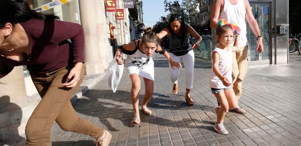 Menschen fliehen von der Flaniermeile.