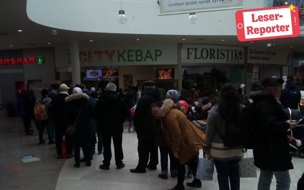 Diese Leute warteten geduldig auf ihren Kebab. 