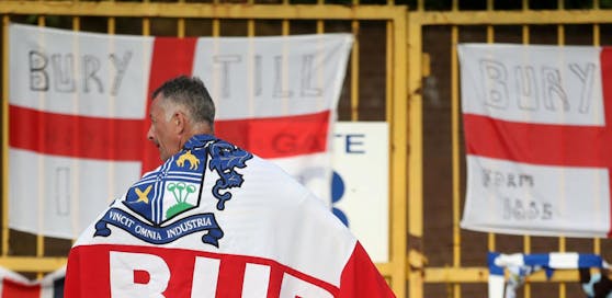 Ein Fan des FC Bury starrt ungläubig in die Ferne.