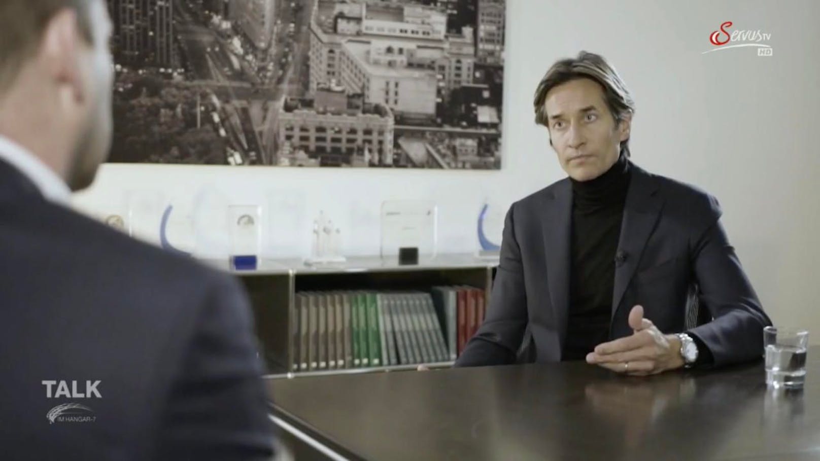 Karl Heinz Grasser im TV-Interview bei &quot;Talk im Hangar 7&quot;.