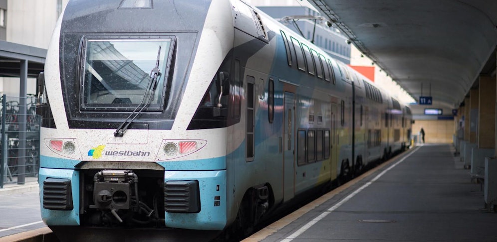 Der derzeitige Halbstundentakt auf der Westbahn-Strecke wird ab Dezember auf einen Stundentakt verlängert. 