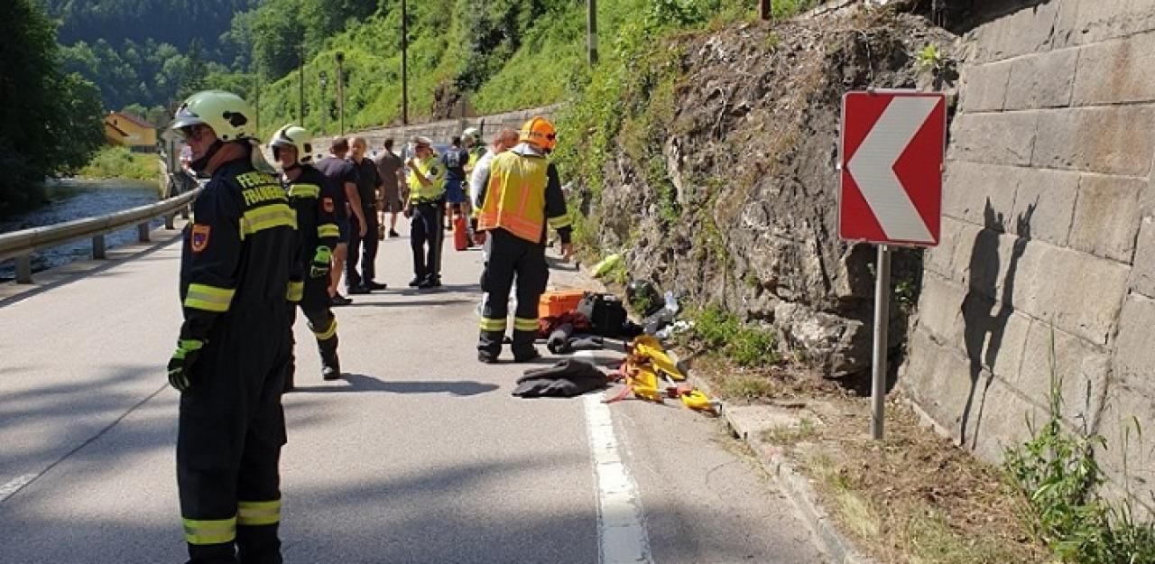 Heute.at - Biker gegen Felswand: Per Heli ins Spital geflogen