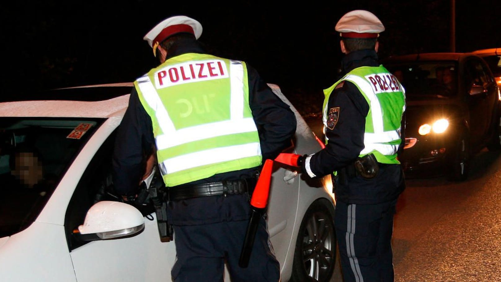 Polizei nimmt Autofahrern Führerscheine sofort ab