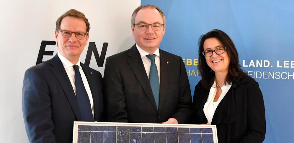 EVN-Vorstandssprecher Stefan Szyszkowitz, VP-Landesvize Stephan Pernkopf, Monika Langthaler von Arnold Schwarzeneggers Klimaschutz-Initiative "R20" (v.li.n.re.)