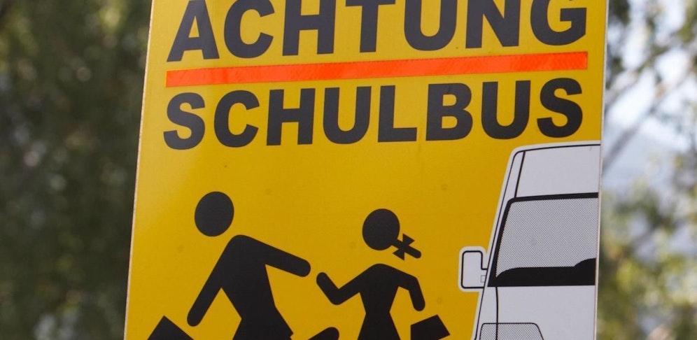 Ein Zwölfjähriger ist an einer Schulbushaltestelle unter das Hinterrad geraten.