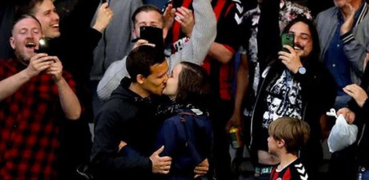 Heute.at - Österreicherin entzückt Fußballfans in Irland