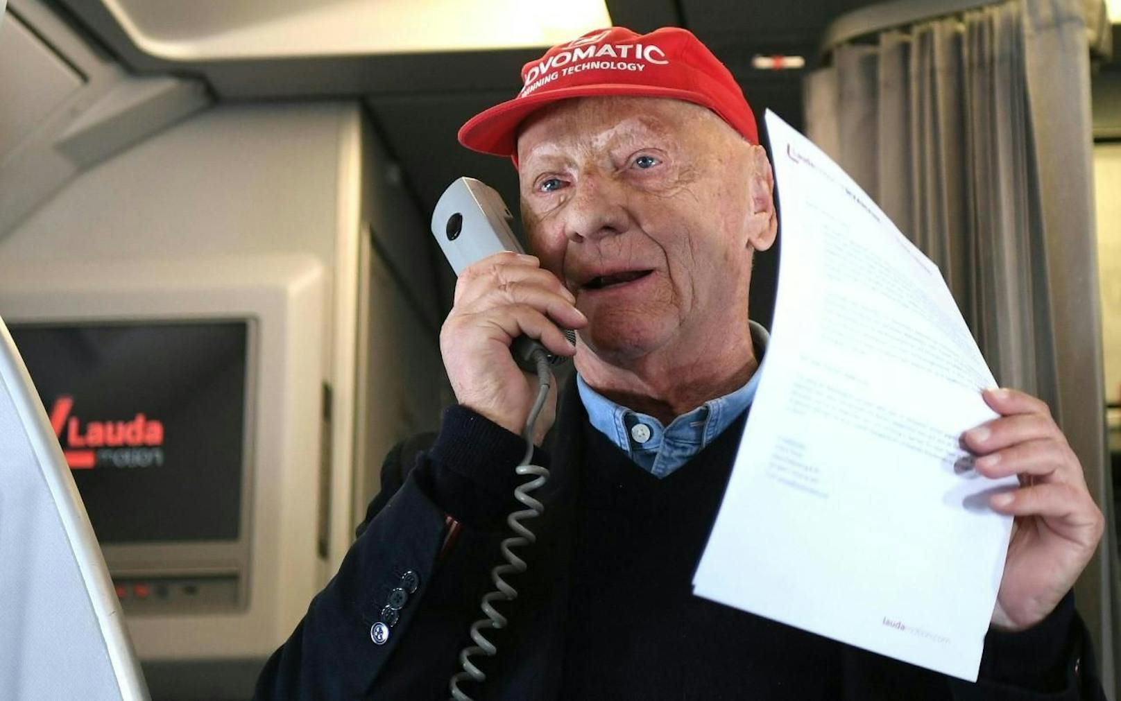 Niki Lauda in einem Flugzeug der Laudamotion.