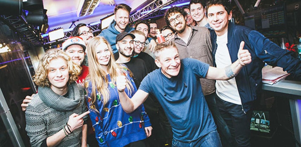 Moderator Andi Knoll mit Gästen im gläsernen Ö3-Studio in Sankt Pölten.