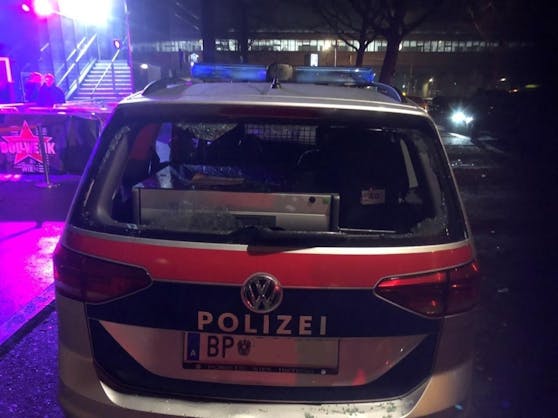 Beim Einschlagen der Scheibe zog sich der 19-Jährige eine blutende Wunde zu.