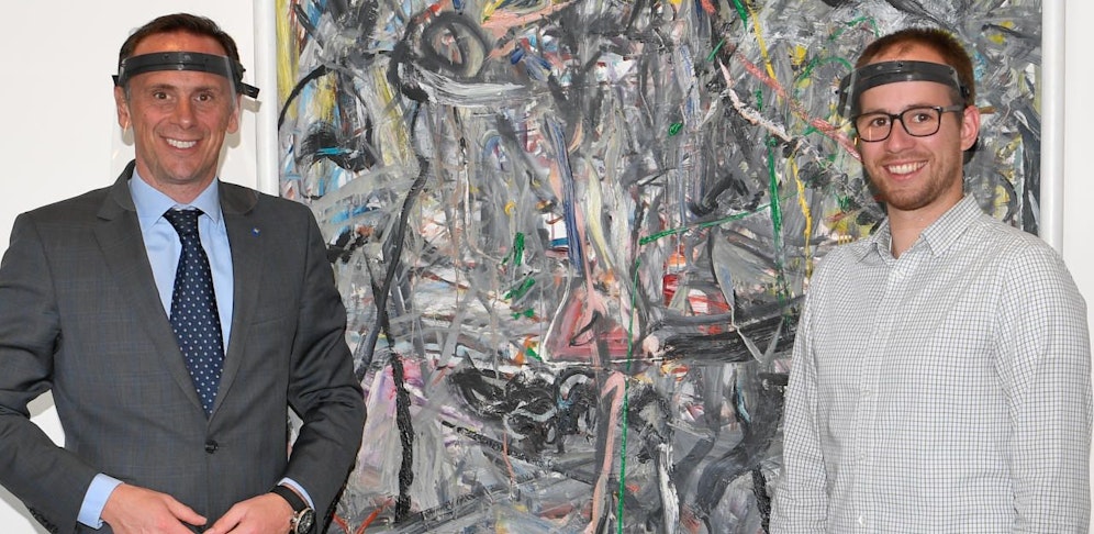 Wirtschafts- und Technologielandesrat Jochen Danninger und Sören Lex, Gründer und Geschäftsführer von Plasticpreneur, mit den von Plasticpreneur entwickelten Gesichtsvisieren.