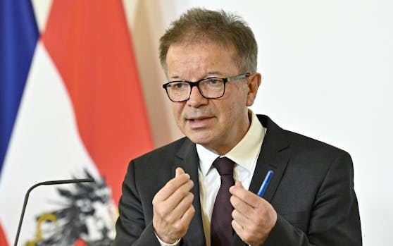 Gesundheitsminister Rudolf Anschober erklärte, dass es keine Privilegien für den Fußball geben wird. 