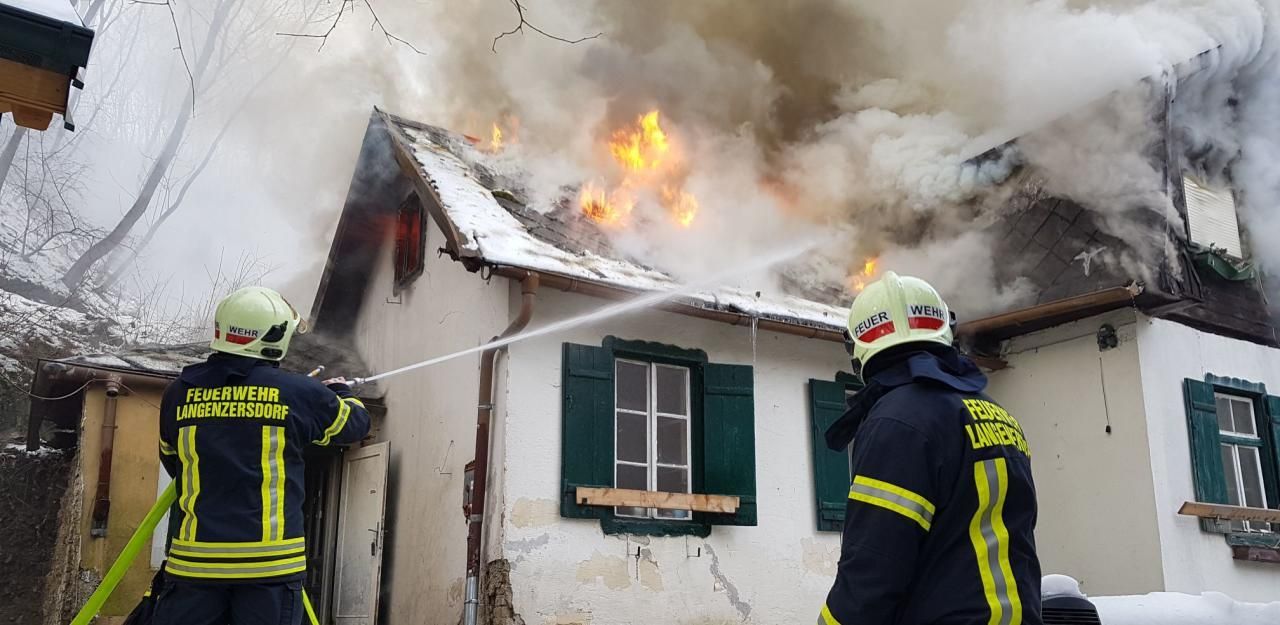 Heute.at - Brandalarm: Abgelegenes Familienhaus in Flammen
