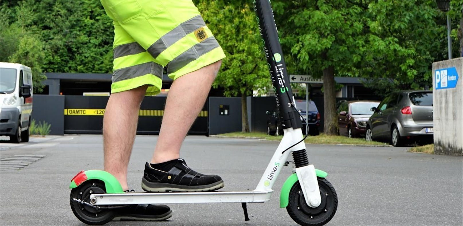 Die Verkehrsexperten des ÖAMTC testeten die Linzer E-Scooter. Das Ergebnis: viele Mängel!                           