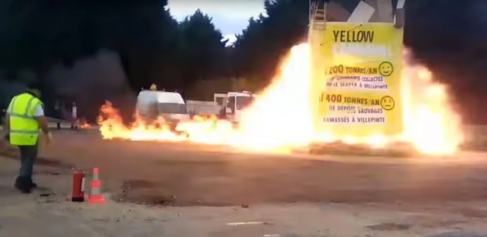 Download von www.picturedesk.com am 02.04.2017 (21:25).  *** SERVICEBILD *** A video grab made from a handout video obtained by AFPTV on April 1, 2017 shows an explosion during a carnival, injuring at least 18 people, in Villepinte, north of Paris. .The accident occured when people torched a figure representing carnival. / AFP PHOTO / AFPTV / HO / == RESTRICTED TO EDITORIAL USE === - 20170401_PD6586 - Rechteinfo: Bei diesem Bild ist APA-PictureDesk ausschließlich technischer Dienstleister und stellt eine technische Bearbeitungsgebühr in Rechnung. APA-PictureDesk ist weder Urheber noch Rechteinhaber bei diesem Bild. Die Nutzung liegt in alleiniger Verantwortung des Kunden. Nur für redaktionelle Nutzung! - Editorial Use Only! Werbliche Nutzung nur nach Freigabe!