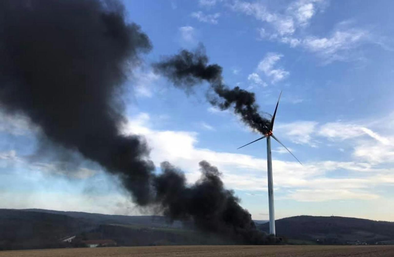 In Nordhessen ist eine Windkraftanlage in Flammen aufgegangen. Die Feuerwehr konnte nichts anderes tun, als zuzusehen.
