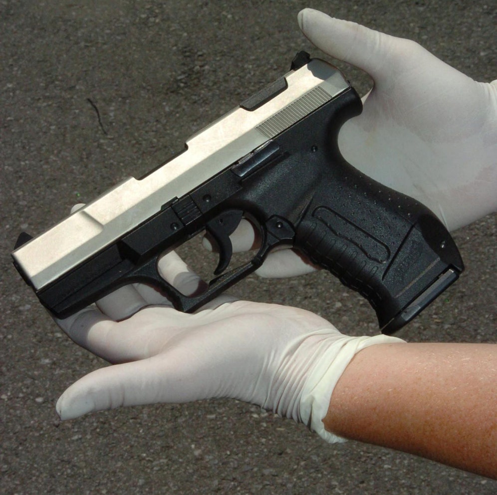 Der Mann feuerte die Gaspistole mehrfach ab. Symbolbild.