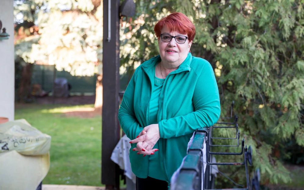 Maria Z. auf der Veranda ihre Hauses.