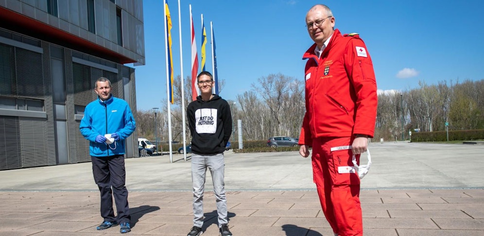 Dietmar Wurzer (li.) und Chefarzt Dr. Berndt Schreiner vom Roten Kreuz begrüßten die Zivildienstleistenden in Tulln.