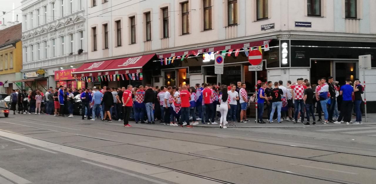 Heute.at - In der Ottakringer Straße böllerten die Kroaten-Fans