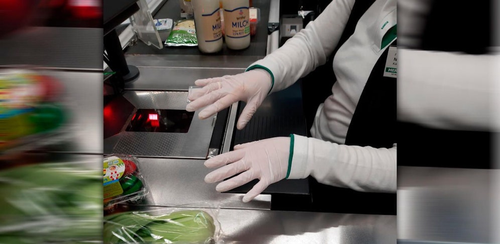 Eine Mitarbeiterin geht auf Nummer sicher.