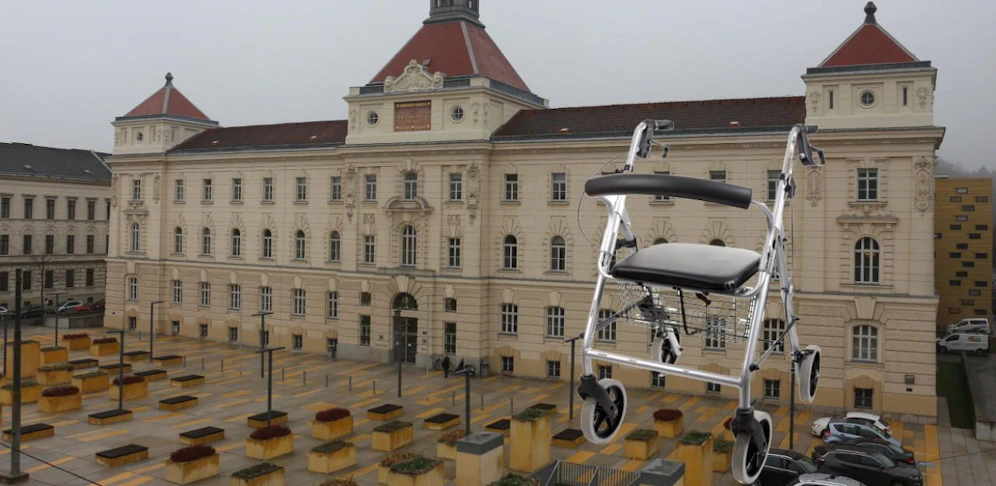 Das Opfer kam mit dem Rollator zum Prozess.