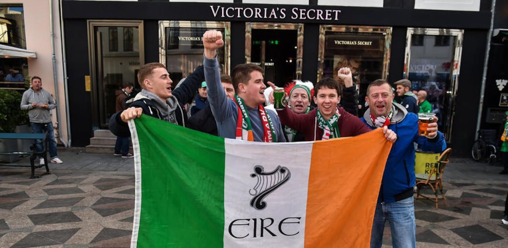 Video: Irland-Fans jubeln über Damen-Unterwäsche