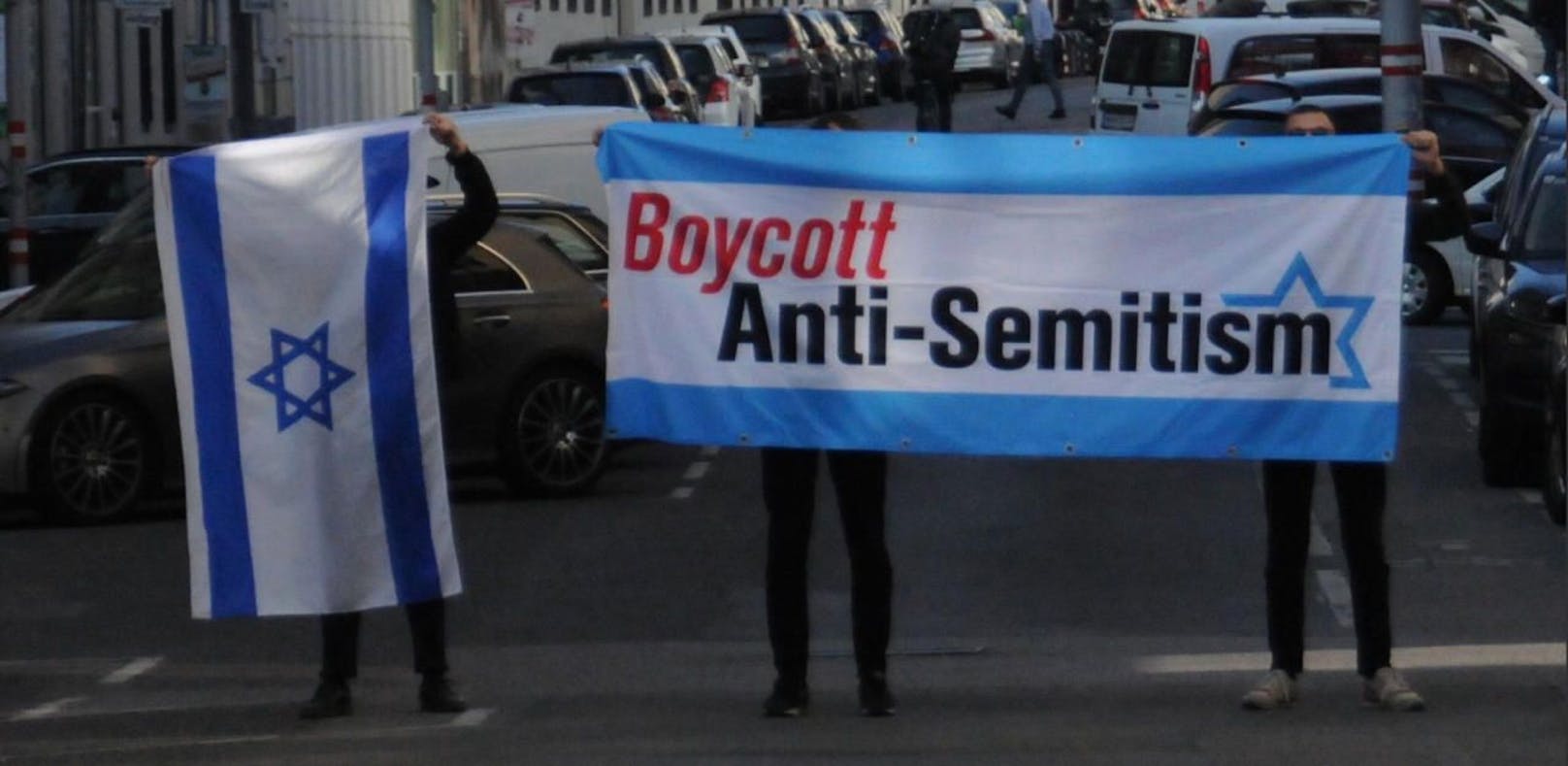 Wegen &quot;Provokation&quot; wurden die Demonstranten, die Israelflaggen zeigten, angezeigt.