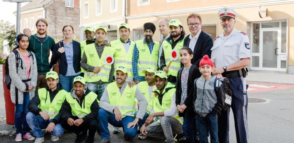 In Vöcklabruck dürfen zehn Asylwerber als Schülerlotsen arbeiten.