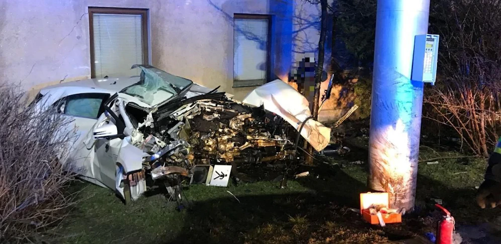 Der Mercedes-Lenker wurde bei dem Crash schwer verletzt