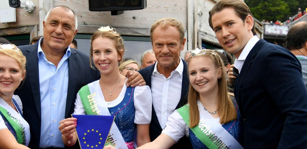 (v.l.) Der bulgarische Premierminister Bojko Borissow, EU-Ratspräsident Donald Tusk, Bundeskanzler Sebastian Kurz (ÖVP), mit den Dachsteinhoheiten, beim Auftakt des österreichischen EU-Ratsvorsitzes am Samstag, 30. Juni 2018 in Schladming mit der symbolische Übergabe des EU-Ratsvorsitzes von Bulgarien an Österreich.