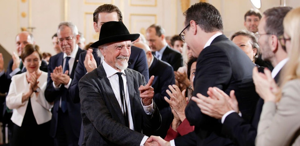 Arik Brauer schüttelt H.C. Strache bei einer Gedenkfeier im Bundeskanzleramt die Hand.