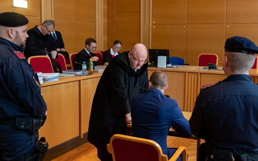 Der Beschuldigte (22) soll vier Männer mit dem Messer schwer verletzt haben.