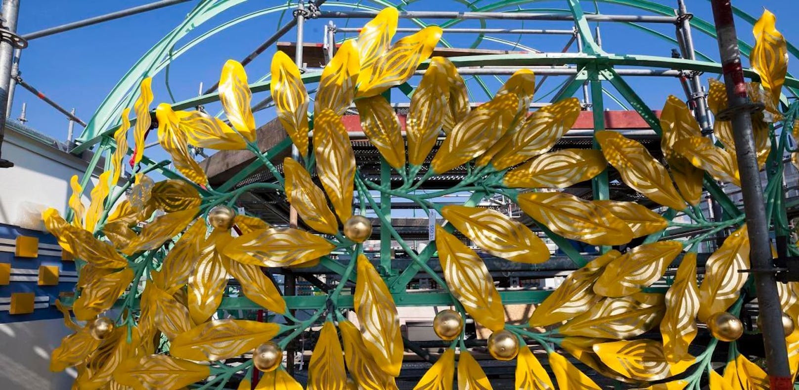 Die renovierten goldenen Blätter werden wieder an der Kuppel der Secession montiert. 