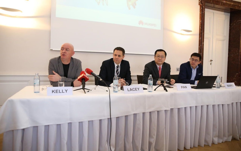 Vier Spitzenmanager von Huawei auf Imagetour in Wien.