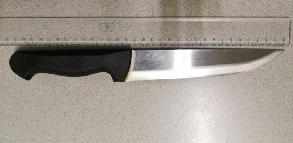 Mit diesem Messer bedrohte der Verdächtige zwei Männer.