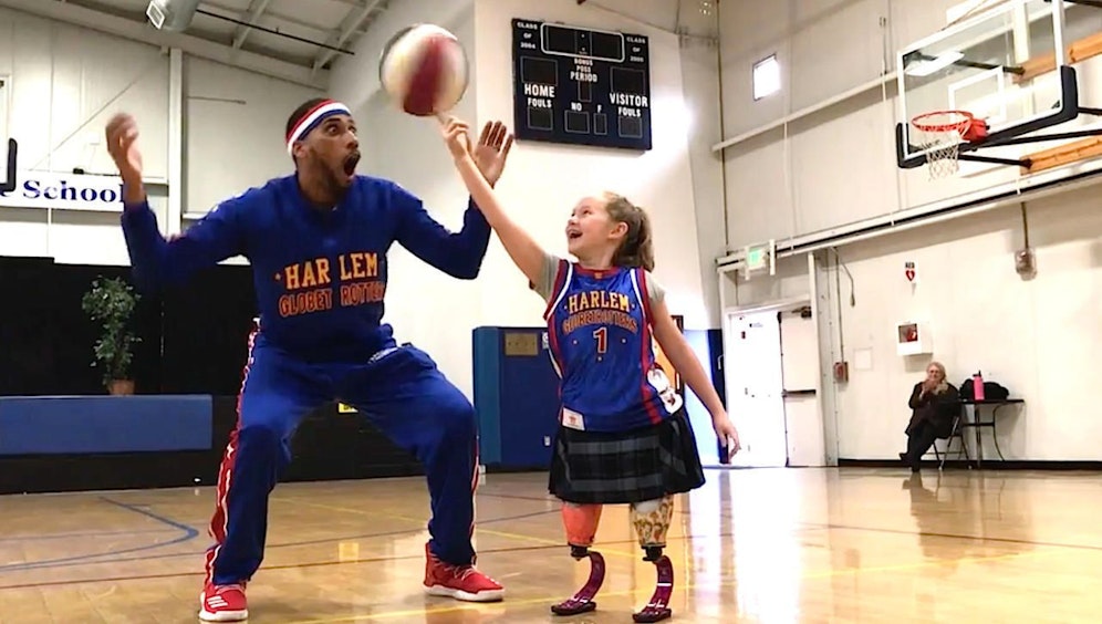 Lilly (10) ist glücklich: Trotz Beinprothesen darf sie mit den Harlem Globetrotters spielen. 